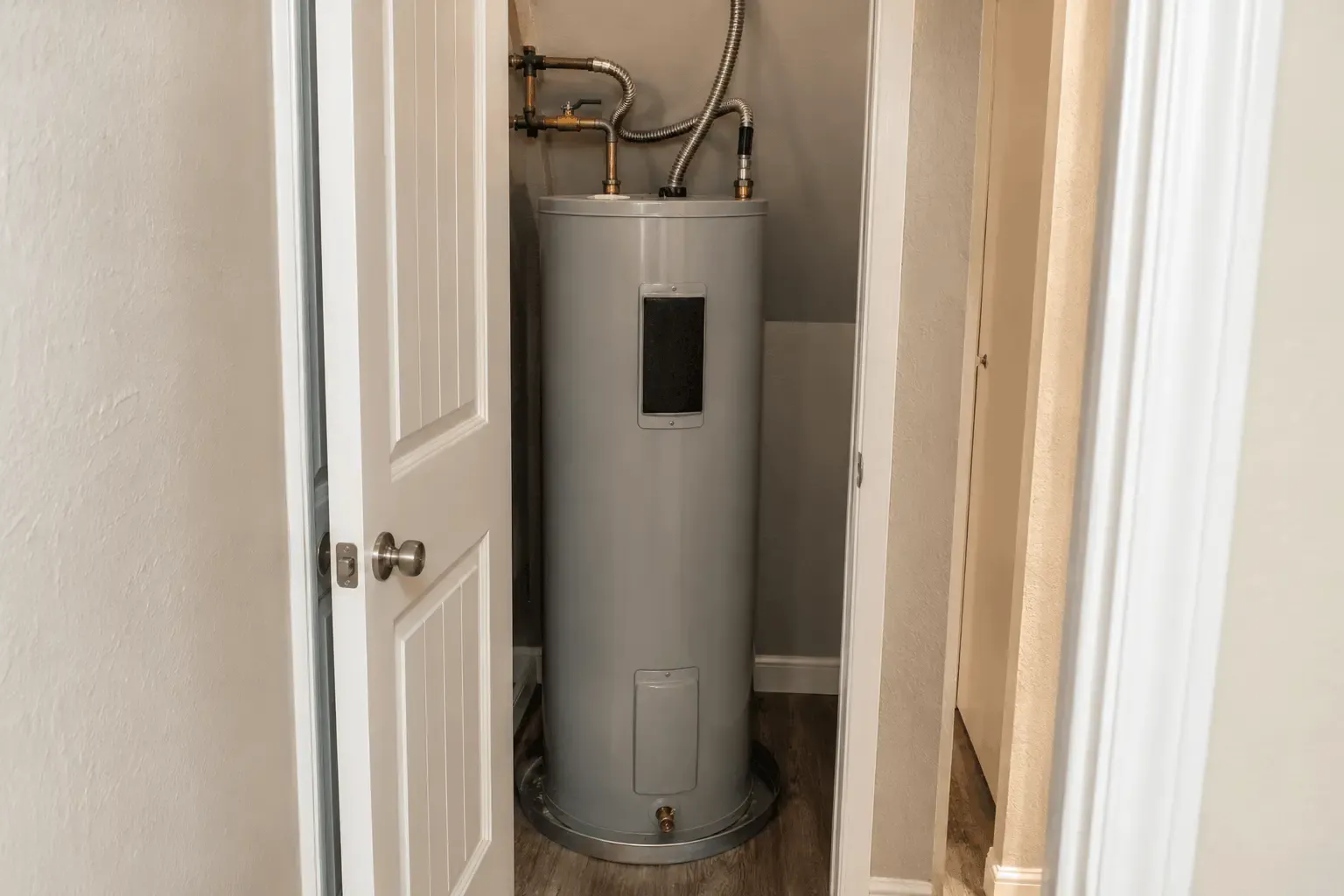 Hot water cylinder